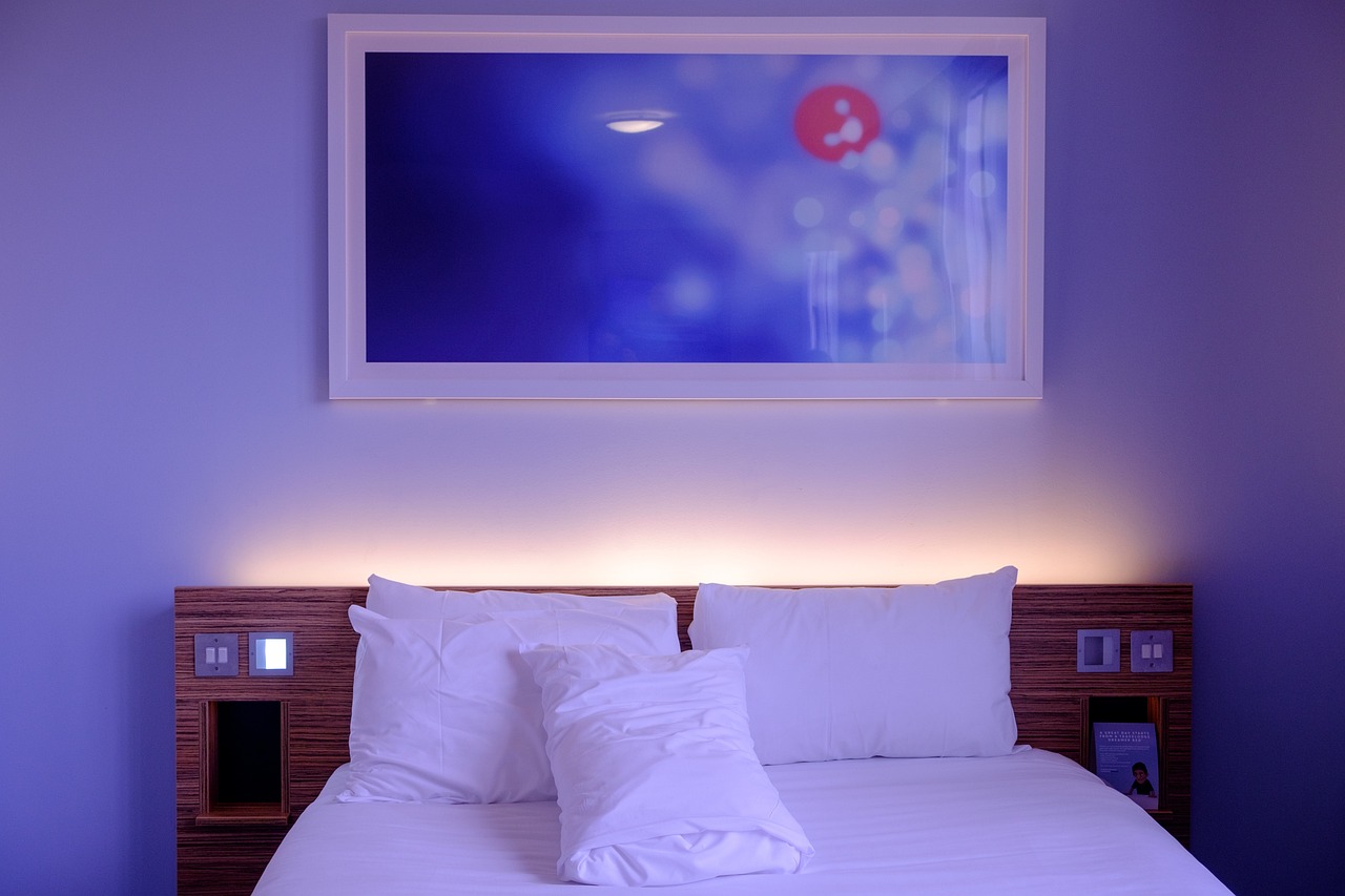 Voorbeeld van slaapkamer met circadiaan lichtontwerp.