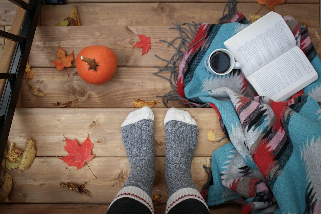 Metalen poster met herfstbladeren en warme kleuren. Metalen poster met herfstbladeren en warme kleuren.