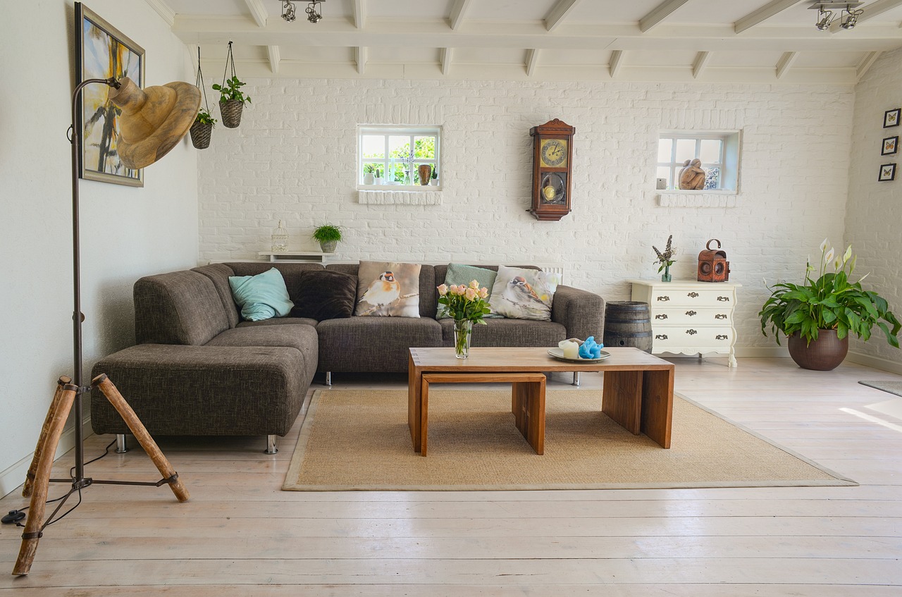 Sfeervolle slaapkamer met paisley patroon dekbed. Sfeervolle slaapkamer met paisley patroon dekbed.